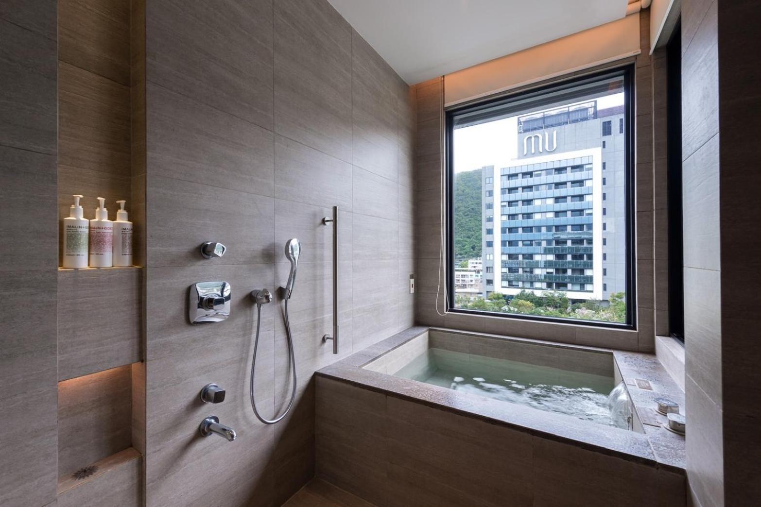 Mu Jiaoxi Hotel Экстерьер фото A modern Japanese-style bathroom with a deep bathtub