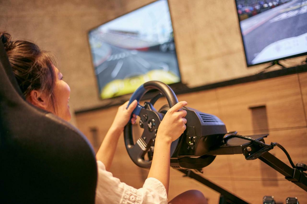 Mu Jiaoxi Hotel Экстерьер фото A woman playing a racing video game